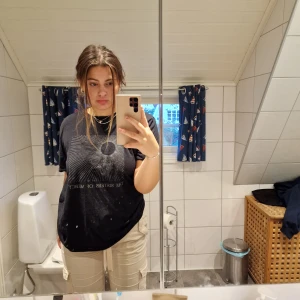 Band Tee - Säljer min älskade band tee från bandet The Sisters of Mercy, eftersom den tyvärr inte kommer till användning 💓 Superbekväm, och snygg oversized look. Köpt på Bengans i Göteborg för 229kr, men säljer för 100kr! 🙏 Hör av dig vid frågor eller fler bilder!