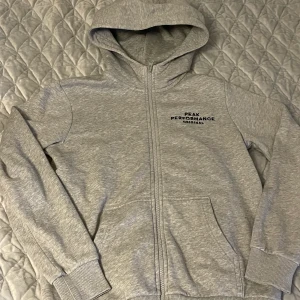 Peak performance tröja⚡️ - Superfin skick!!❣️ inget hål eller slitet på utsidan men bombullen i insidan har klurat ihop sig så de är inte mjuka som ny men sköna att ha på sig!❤️‍🩹 tröjan är i storlek 150 och det motsvarar typ xxs-xs 