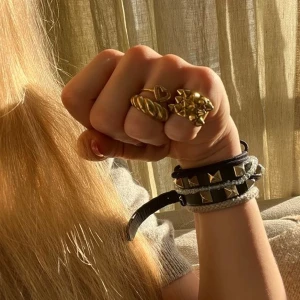 edblad ring  - säljer min sjukt coola ring från edblad! köptes för några månader sen och därför inga defekter💛💛 nypris: 350 BUDA eller KÖP DIREKT för 400