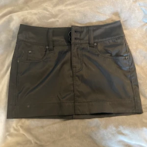 Svart y2k kjol - Svart y2k kjol, lågmidjade, oanvänd.