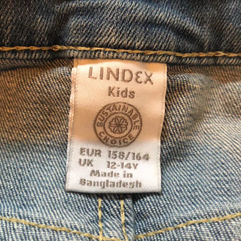 En jeans kjol, är typ ner till knäna. Kjolar.