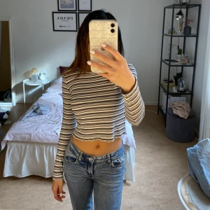 Randig tröja - Vit- och svartrandig långärmad tröja i fint skick. Kan mötas upp eller frakta.