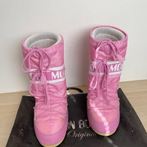 Rosa Moonboots - Moonboots i storlek 39/41  Köpta från zanaldo för ish två år sen. Har en liten spricka på ena hälen men är fortfarande helt täta. Väldigt varma! Super bra vinterskor! 