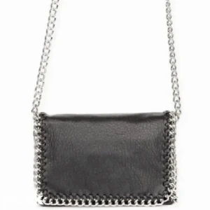 Tiamo väska liten💕 - SÖKER denna väska för max 150 helst 100kr plus frakt. Tryck INTE på ”köp nu” eftersom jag inte säljer den utan söker💓