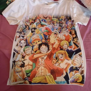 One piece och ninja katter  - Fina T-shirts katt finns I hemmet , den med ninja katter är såld.