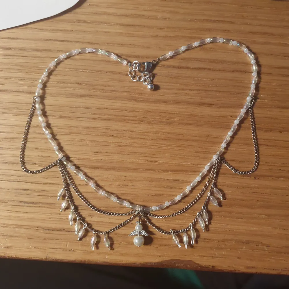 Handgjord ängel halsband. 34-38 cm. Tycker faktiskt att detta halsband är väldigt fint så därför är det lite dyrare.. Accessoarer.
