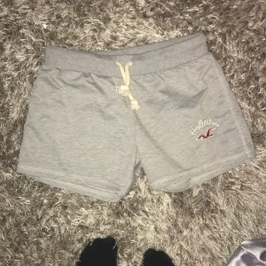 Hollister shorts - Gråa mjukis shorts från hollister i bra skick, storlek XL men går att dra i midjan (S/M), äkta shorts endast använda fåtal gånger. Nypris 350.