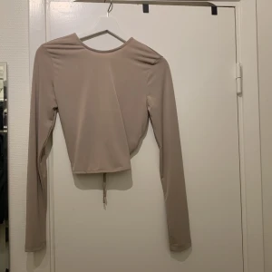 Snygg topp med öppen rygg - En fin topp med snygg snörning i ryggen