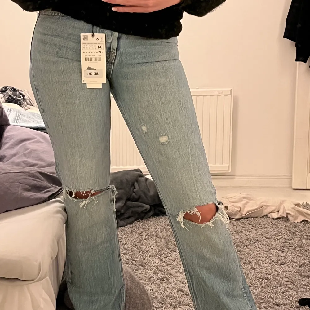 Säljer nu dessa riktigt snygga jeans från zara då dem inte kommer till användning. Dem är endast testade och lappar och allt sitter kvar. Jag har dragit ut hålen lite själv vid testning men annars är dem helt som nya. Jag är 167 och dem är ner till hälen.. Jeans & Byxor.