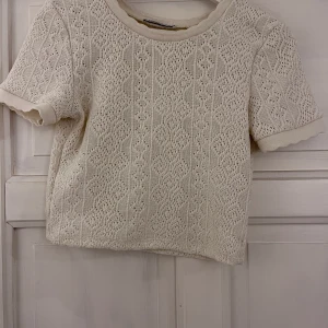 Topp - Denna fina topp från zara. Den kommer inte till användning då den är för liten och den är endast använd en gång, den är i storlek s men sitter väldigt tight och den är kort i modellen❤️‍🔥