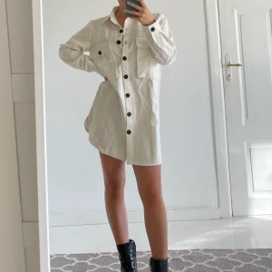 Skjortklänning  - Beige/offwhite oversized skjortklänning med mörka knappar🤍🤎 Endast provat 1 gång.