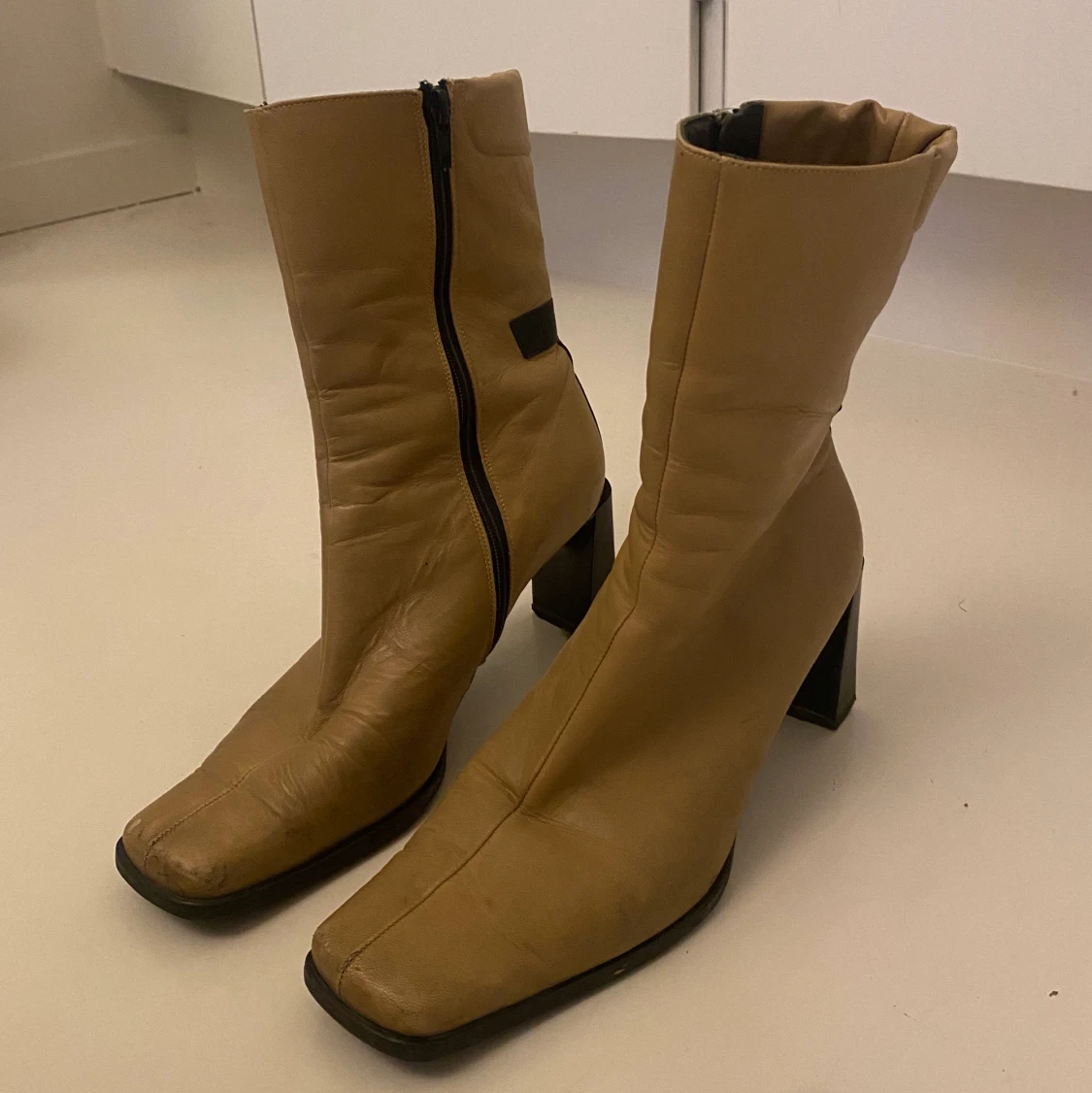 Beiga skinnstövlar med klack - 90