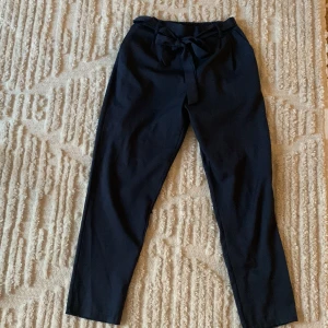 Marinblå kostymbyxor med knyte i midjan - Snygg passform, perfekt längd för mig som är 173cm lång
