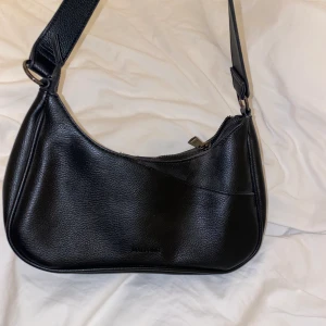 Don Donna väska  - En Don Donna väska, använt 1-2 gånger men sedan inte kommit till användning igen! Ord pris är 399kr 