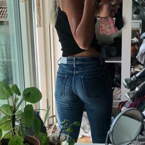 Så snygga acne jeans😍 strl 27🌟Säljer pga utrensning men dessa jeans är den skönaste och snyggaste som finns men jag känner tyvärr att de skulle bli sålda❤️Blir budgivning om intresset blir stort, om inte annars är priset prutbart🌟Jättefint skick!🌟🥰