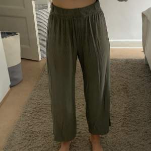 Cute cozy Trousers from H&M in olive 
