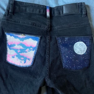 målade jeans  - jeans med egenmålade bakfickor 🫶🏼 jeansen i sig är från lager 157 i storlek xs. croppade och raka i modellen, jag på bilden är 155 cm lång