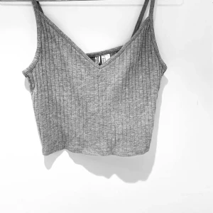 Linnen - Tre fina linnen. Det gråa linne är i storlek M och dom andra två är i storlek S. 25kr st. tryck inte köp nu. Skriv privat istället. Köparen betalar frakten.