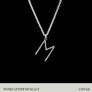 Säljer nu mitt Maria Nilsdotter halsband ”Wonky letter necklace” då det inte kommer till användning så mycket.  Köpt i juli 2022 så det är i superfint skick!  MED BOKSTAVEN ”W”!!  Längd 45. Är även öppen för byten mot andra smycken från Maria Nilsdotter!