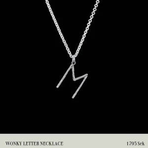 Maria Nilsdotter halsband - Säljer nu mitt Maria Nilsdotter halsband ”Wonky letter necklace” då det inte kommer till användning så mycket.  Köpt i juli 2022 så det är i superfint skick!  MED BOKSTAVEN ”W”!!  Längd 45. Är även öppen för byten mot andra smycken från Maria Nilsdotter!