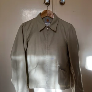 Carhartt jacka - Jacka från Carhartt i nyskick förutom en liten fläck i kragen. Beige i storlek s