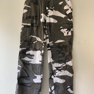 Y2K camouflagebyxor - Miltec Camouflagebyxor med snygg passform i bomull. Mycket gott skick!