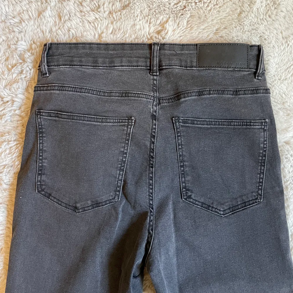Jeans från Noisy May i bootcutmodell i en superfin grå färg, storlek 28, längd 32. Helt oanvända. Väldigt mjuka och stretchiga! Frakt tillkommer 🤍. Jeans & Byxor.