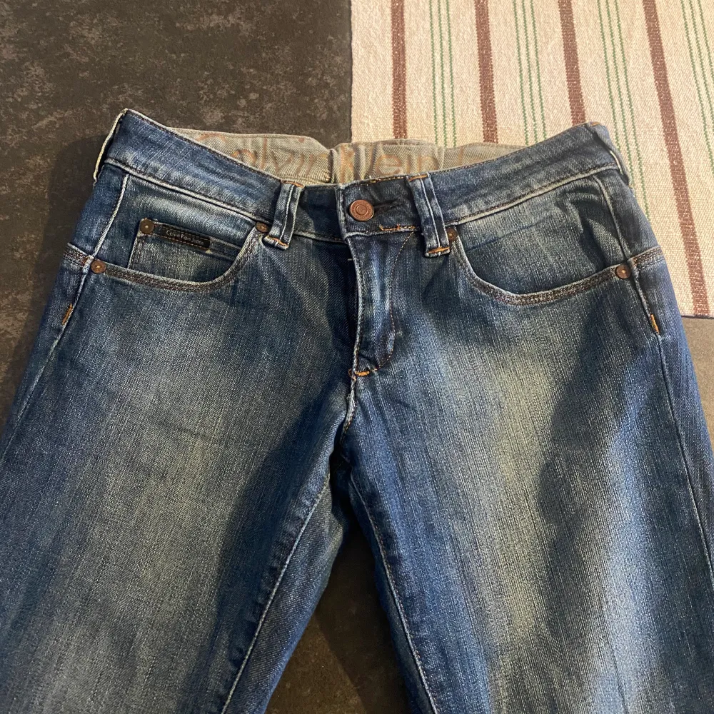 Calvin Klein lågmidja jeans, storlek 26. Använt 2 gånger!. Jeans & Byxor.