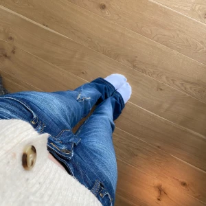 Jeans - Super fina Low waist straight jeans som inte kommer t användning längre:( jag är 175 cm och dom passar super bra på mig i längden💕kommer inte gå ner i pris med snabb affär med dessa jeans💕