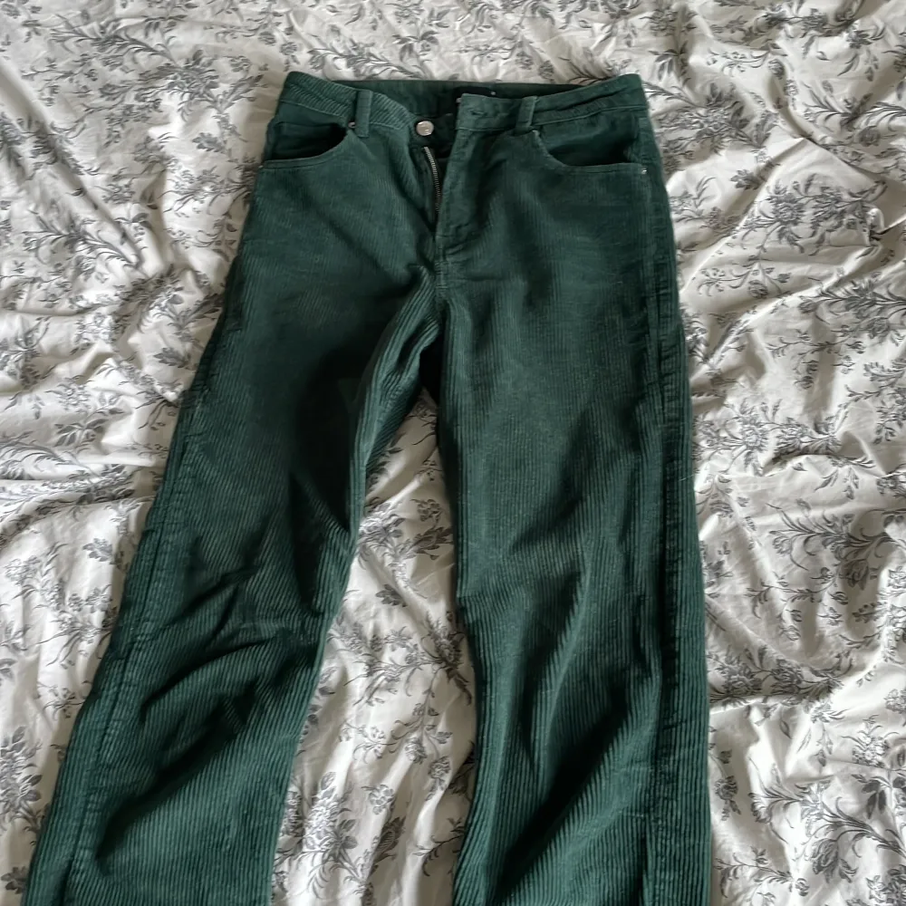 Sparsamt använda manchester-byxor köpta på Gina Tricot. Säljer pga för korta på mig som är 179 cm lång, men så fina!🧡🧡Stl 36 80:- + 20:- frakt (kan även mötas upp i Jönköping). Jeans & Byxor.