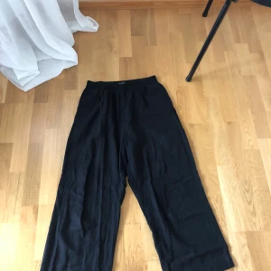 Linnebyxor Lindex - Linnebyxor, sparsamt använda. Går till typ ankeln. Ord.pris 399kr.