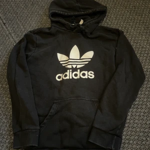Adidas hoodie  - Adidas hoodie i storlek S. Köpt från stadium. Den är svart men lite gråa defekter som kommit när man tvättat den.