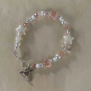 mae: Belle. armband - Fint egengjort armband av mig, armbandet är ca 16cm, (min handled är 13,5) Pris blir runt 40-80kr + frakt 13kr. Vill du ha en gullig satin påse blir det typ 4kr extra. Du kan se påsen på första kollektion inlägget 💗