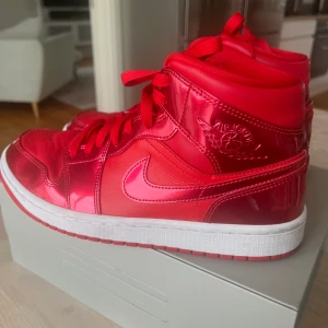 Air Jordan 1 Mid Röda - Ett par air Jordan 1 mid strl 40. köpt på Zalando i början av sommaren. Använd 1 gång och ser praktiskt sett helt oanvända ut! Detta är en exklusiv färg på skorna som inte längre går att få tag i! 