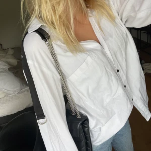 Skjorta - Mjuk skjorta som har extra detaljer, så fin! Använd fåtal gånger💗