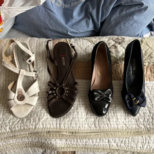 SKOR - 4 olika par skor! Storlek 39 på dem två platta till vänster, och 36-37 på dem två med klack till höger! 50kr/paret! Ska skänkas bort inom kort, så skriv snabbt!