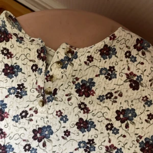 Gullig hösttröja från Beyond Retro  - Köpte på Beyond retro i Sthlm men är använd sparsamt! Supergullig till hösten 💕 Stl S/M  Pris: 50:- + 35:- frakt 