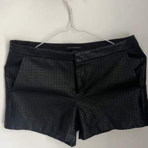 As snygga svarta shorts  Passar perfekt till hösten med ett par tights och en stickad tröja  Storlek xs/s Inget tecken på användning 