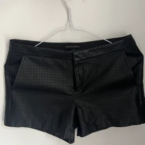 Läder shorts  - As snygga svarta shorts  Passar perfekt till hösten med ett par tights och en stickad tröja  Storlek xs/s Inget tecken på användning 