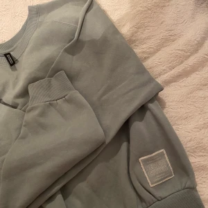 Sweatshirt ”Seven Cities” HM - En super duper bekväm sweatshirt från HM. Tröjan är i baby blå färg och passar utmärkt som vardagsplagg. (Den håller en varm under hela dagen)- med tanke på att den är så varm inuti. Den är tyvärr för liten för mig darför vill jag bli av med den. 