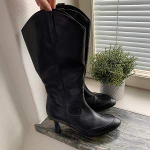 Snygga boots köpt på Zalando och endast använts vid ett tillfälle 🤍