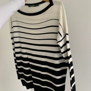 Ralph Lauren tröja  - Fin tröja från Ralph Lauren hittat på en thriftstore 🤍 💗fint skick  💗storlek xs men passar även s och m 💗säljes då den inte kommer till användning  💗liten fläck (skicka pm)