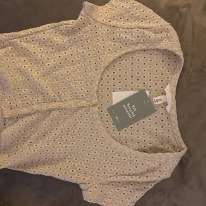 Topp - Söt topp från hm med ”hål” i❣️ aldrig använd och prislapp kvar