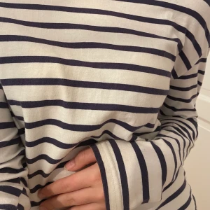 Marinblå randig tröja - Säljer min fina randiga marinblå tröja då den inte längre används. Den är från NA-KD och använd flera gånger men fortfarande i väldigt bra skick! Kontakta mig om du vill ha fler bilder eller har några funderingar!☺️