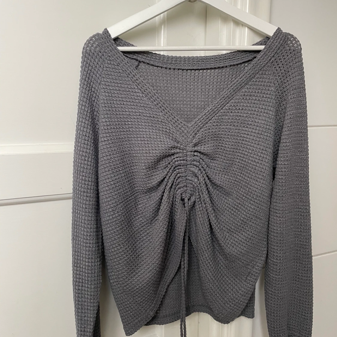 Grå jumper med dragsko - 90