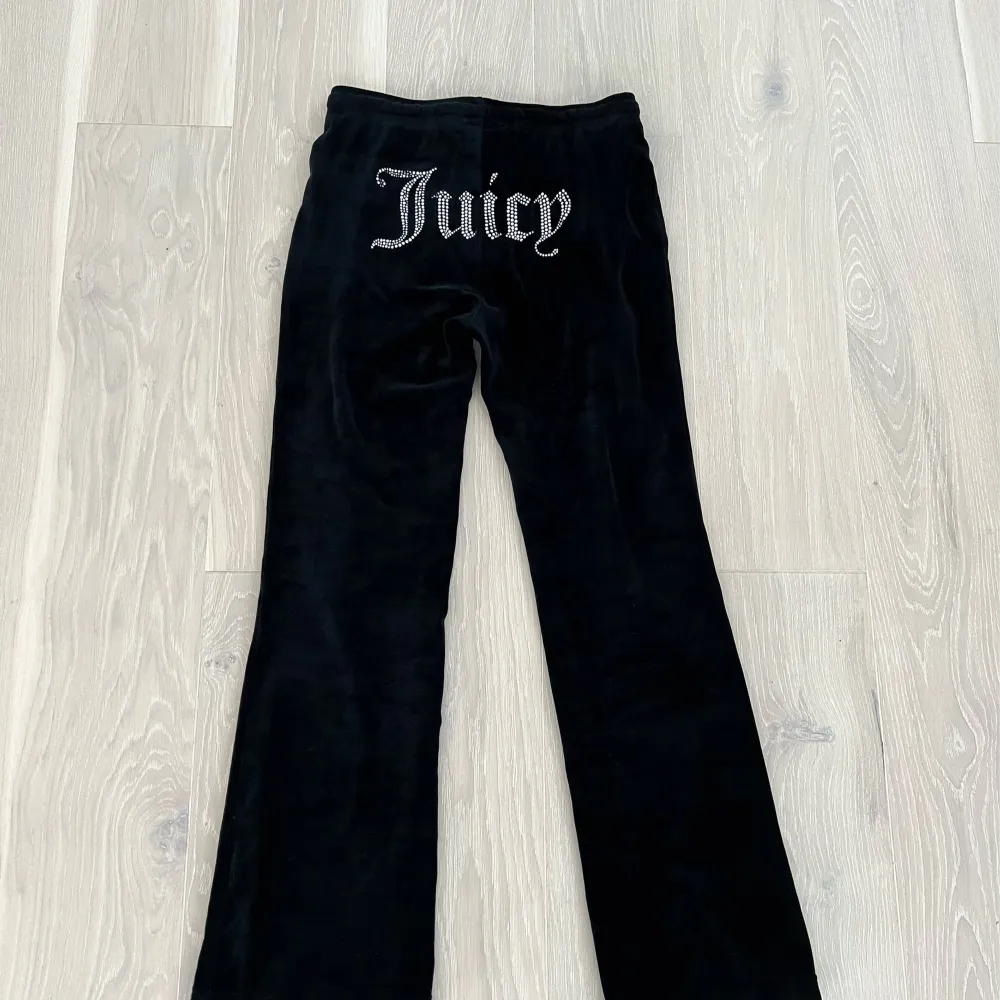 Svarta Juicy couture byxor i velour. Nyskick, endast använda några enstaka gånger.. Jeans & Byxor.