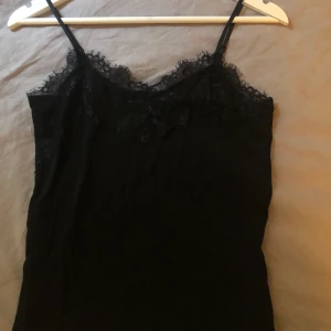 Linne - Ett svart linne med spetsdetaljer😚 köpte denna för länge sedan men har knappt används! 