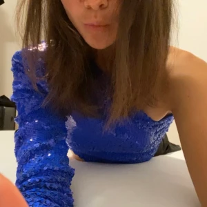 Topp, glittrig, one-shoulder - Top från Zara. Använd fåtal tillfällen, så praktiskt taget nyskick. Kort ner till naveln. Sitter relativt thight. 