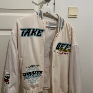 Jacka - Jacka från bershka, storlek xs men oversize passar även S.  200kr 