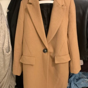 Zara  - Säljer denna jätte fina kappan från zara. Jätte fin nu till hösten😍